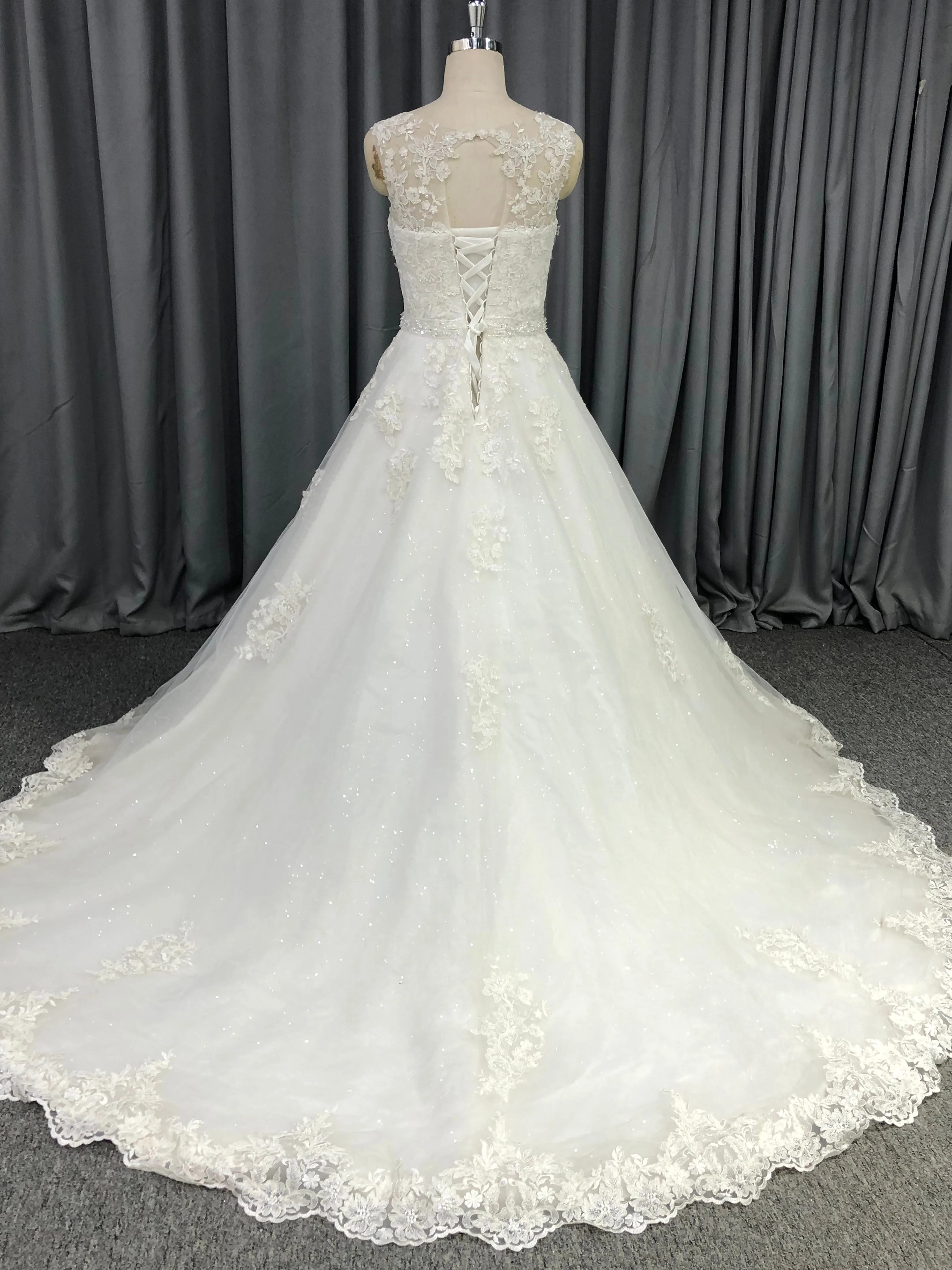 Cache cœur Robe trapèze Dentelle Robe de Mariée avec la traîne de balayage