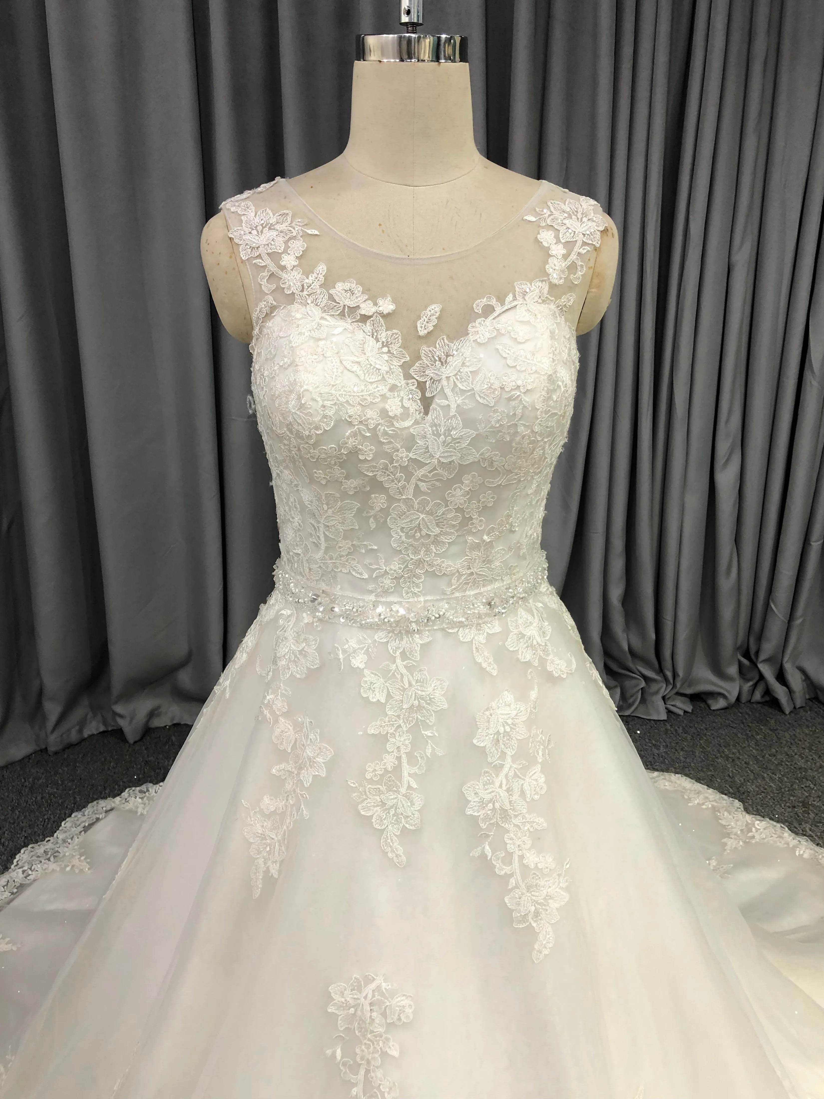 Cache cœur Robe trapèze Dentelle Robe de Mariée avec la traîne de balayage