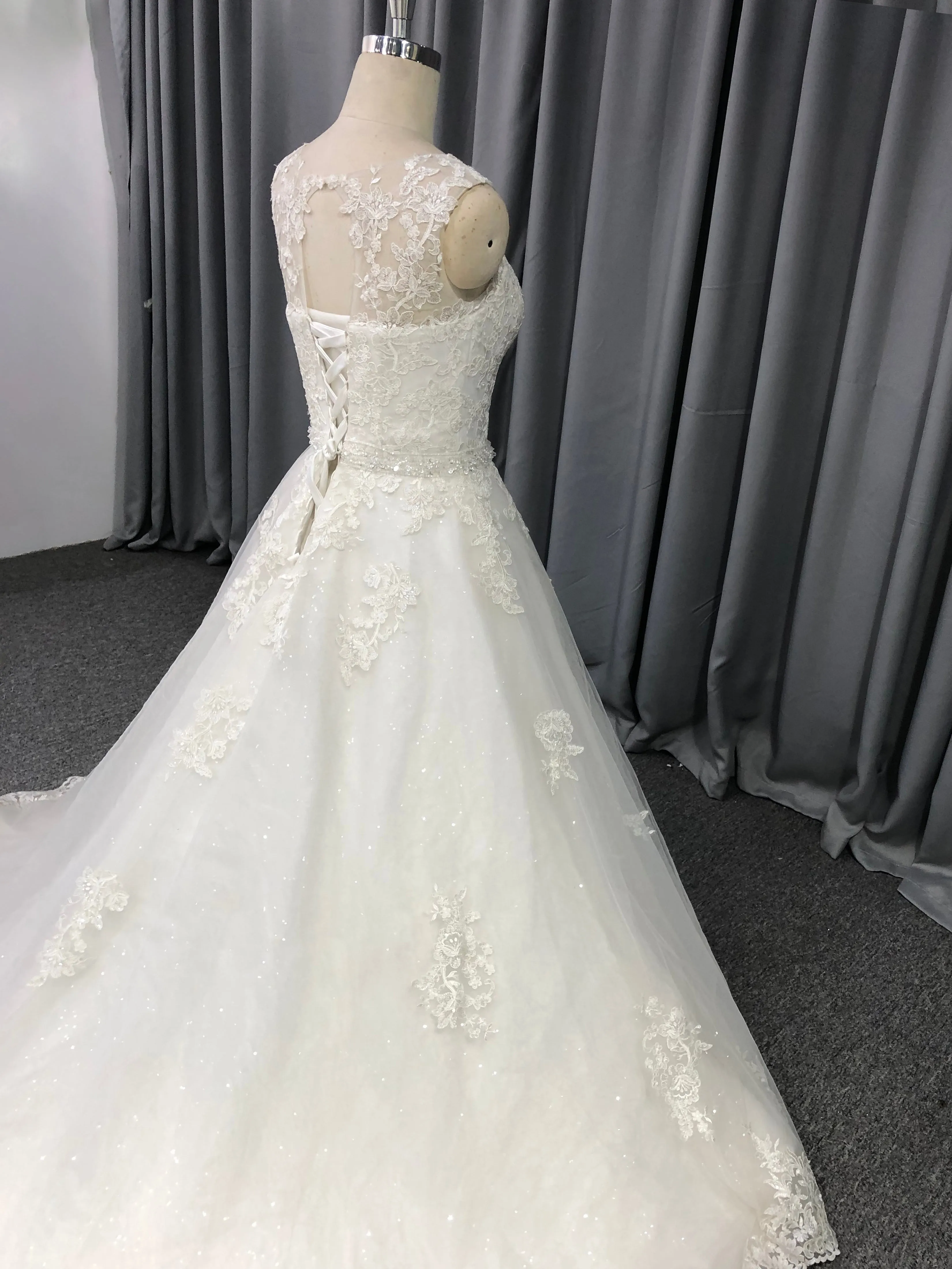 Cache cœur Robe trapèze Dentelle Robe de Mariée avec la traîne de balayage