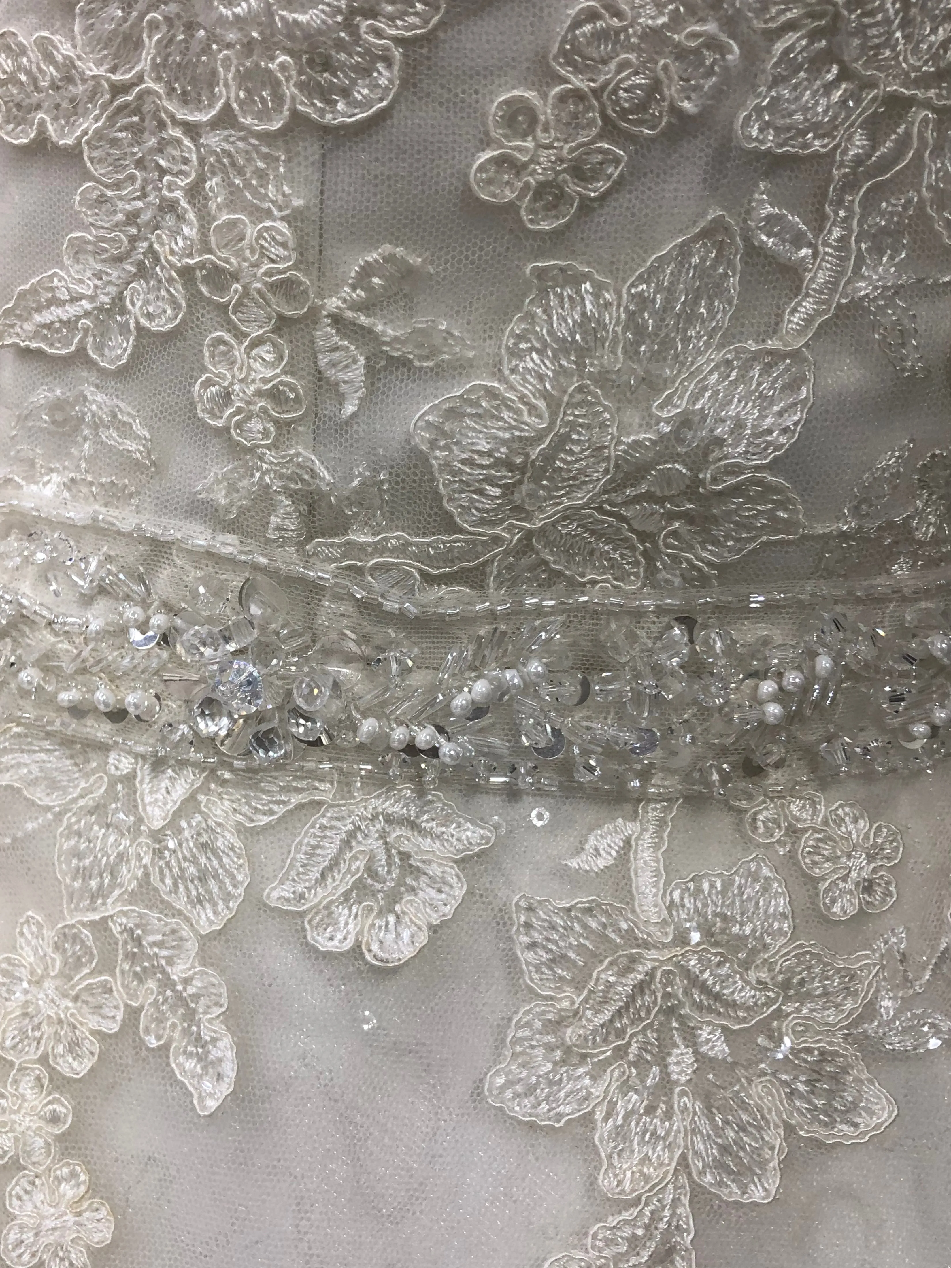 Cache cœur Robe trapèze Dentelle Robe de Mariée avec la traîne de balayage