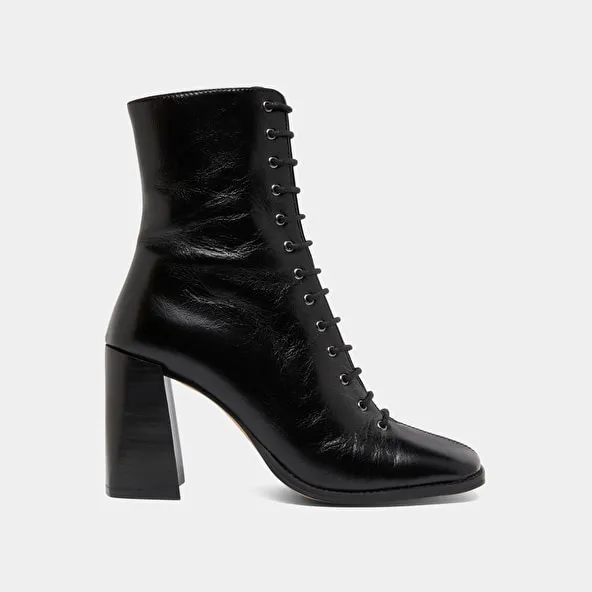 Heeled ankle boots with laces in black distressed leather