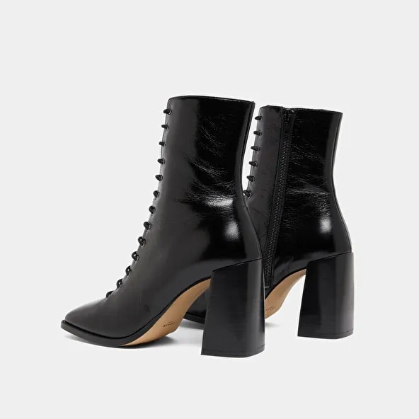 Heeled ankle boots with laces in black distressed leather