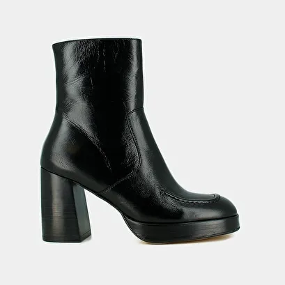 Heeled ankle boots with square toes in black distressed leather