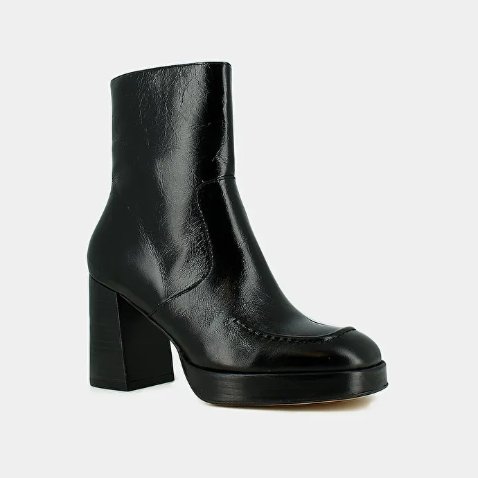 Heeled ankle boots with square toes in black distressed leather