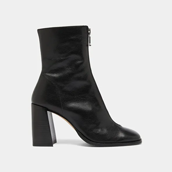 Heeled ankle boots with zip in black leather