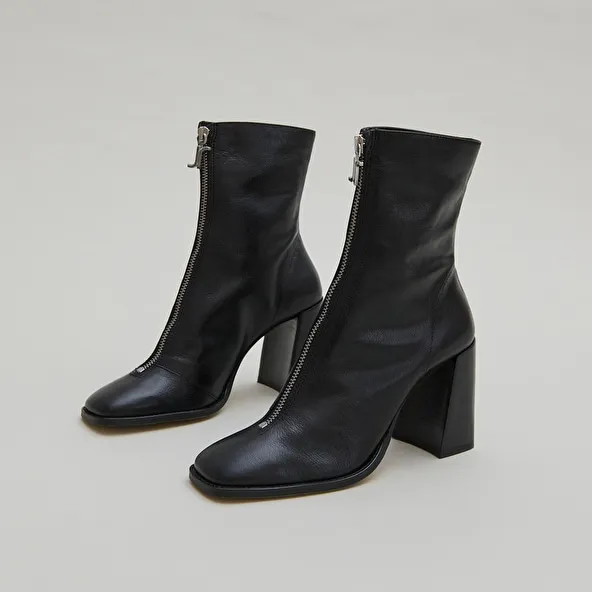 Heeled ankle boots with zip in black leather