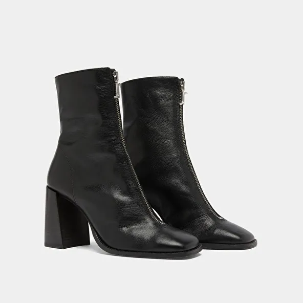 Heeled ankle boots with zip in black leather