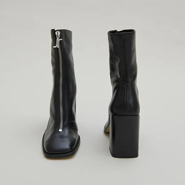 Heeled ankle boots with zip in black leather