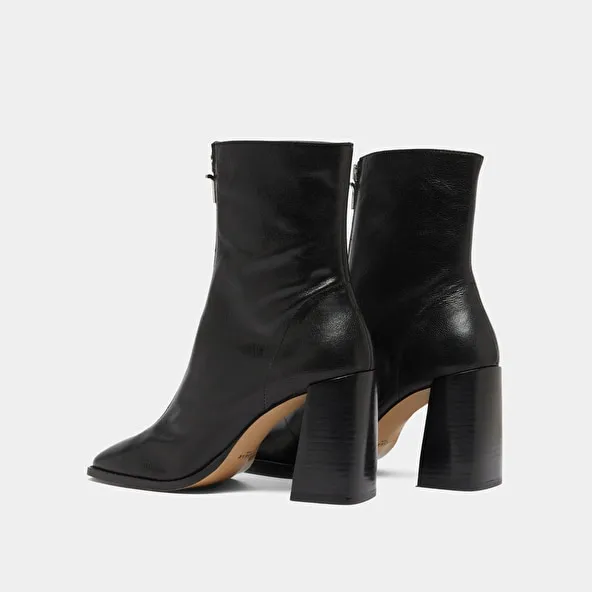 Heeled ankle boots with zip in black leather