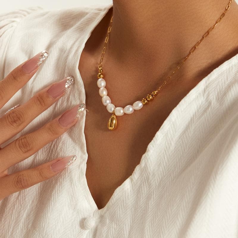 Women's Elegant Pearl Necklace